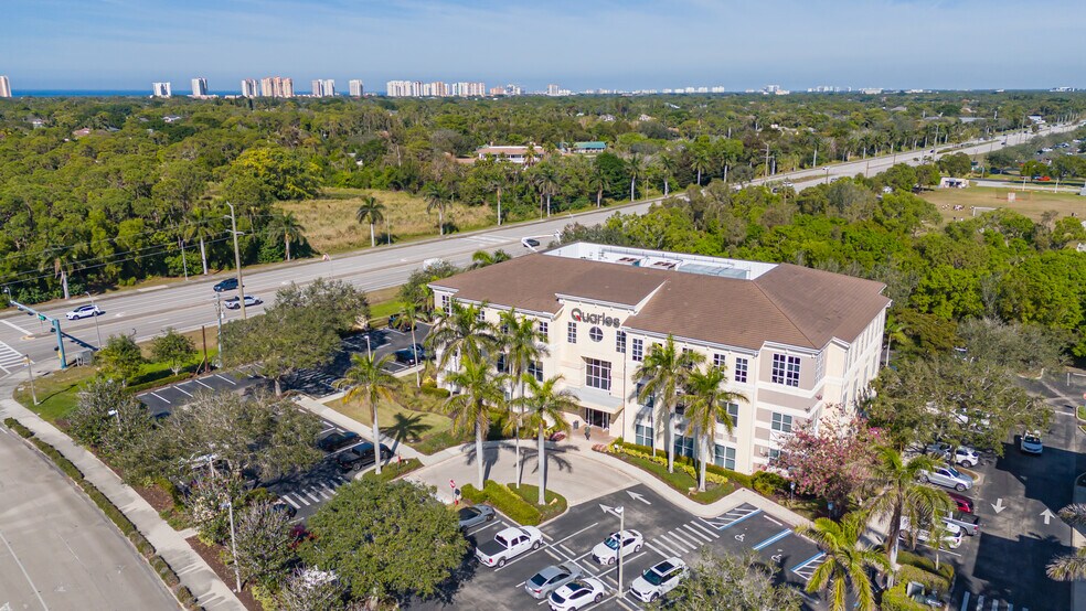 1395 Panther Ln, Naples, FL à louer - Photo du bâtiment - Image 3 de 16