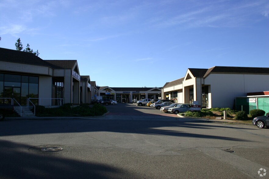 7945 Mission Gorge Rd, Santee, CA à louer - Photo du bâtiment - Image 3 de 11