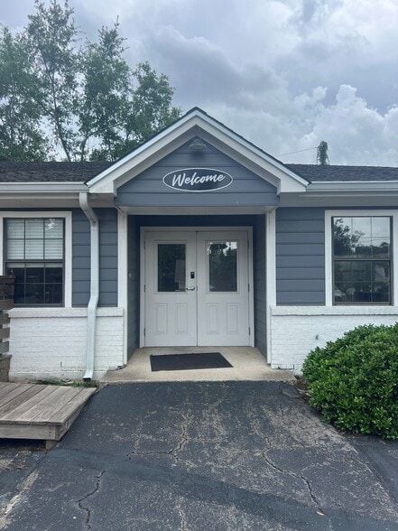 1377 Cross Creek Cir, Tallahassee, FL à vendre - Photo du bâtiment - Image 2 de 11