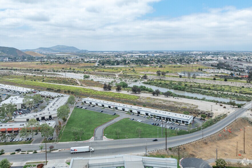 851 S Mount Vernon Ave, Colton, CA à louer - Photo du bâtiment - Image 3 de 9