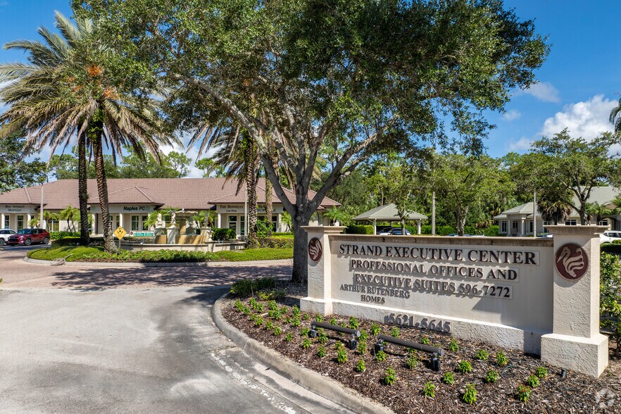 5621 Strand Blvd, Naples, FL à louer - Photo du bâtiment - Image 2 de 27