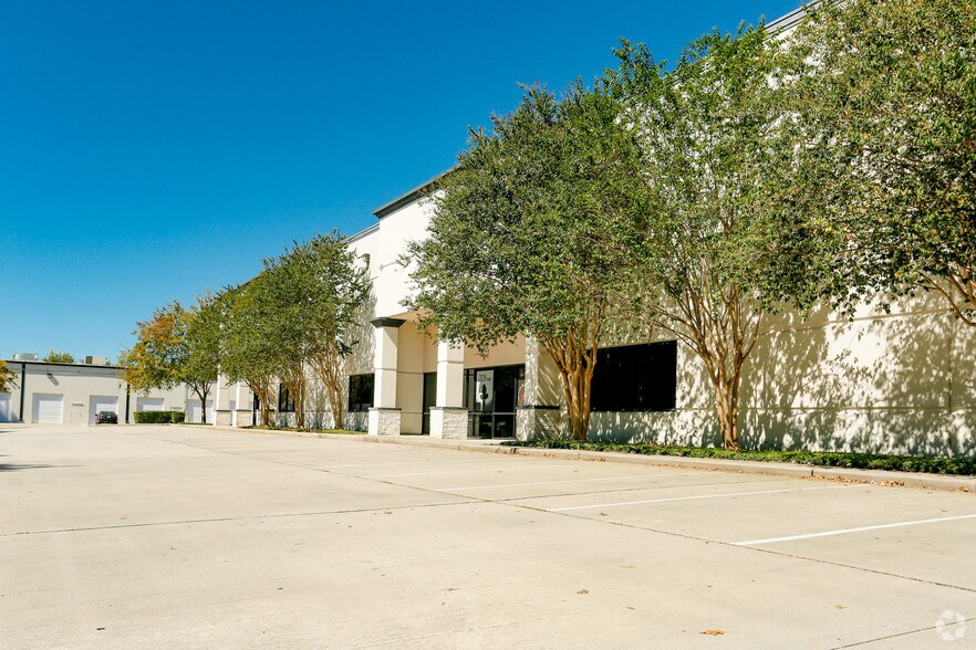8280 Willow Place Dr N, Houston, TX à louer - Photo du bâtiment - Image 2 de 2