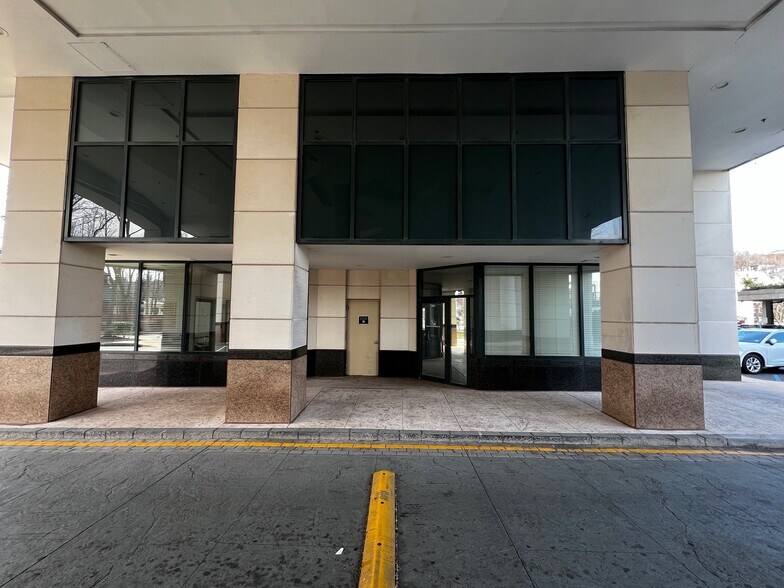 100 Tower Dr, Edgewater, NJ à louer - Photo du bâtiment - Image 2 de 57