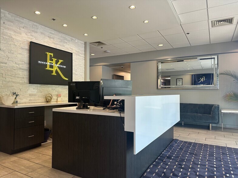 4919 W Laurel St, Tampa, FL à vendre - Photo du bâtiment - Image 3 de 11