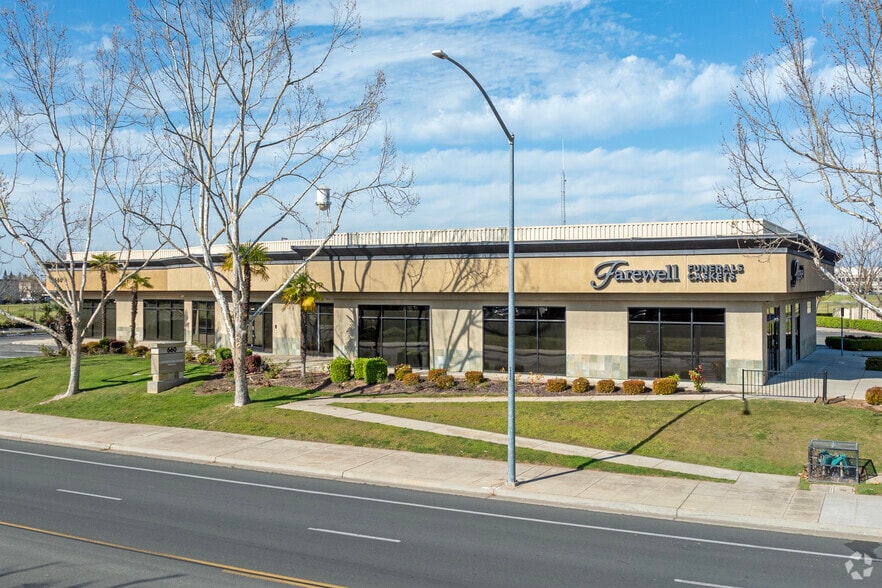 660 W Locust Ave, Fresno, CA for lease - Building Photo - Image 2 of 8