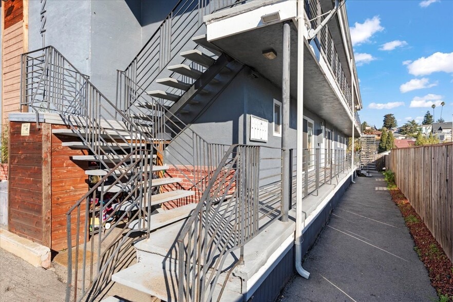 2216 E 23rd St, Oakland, CA à vendre - Photo du bâtiment - Image 2 de 16