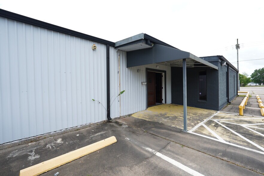 2455 S 4th St, Beaumont, TX à louer - Photo du bâtiment - Image 3 de 17