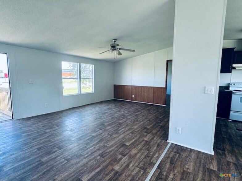 1212 Babylon Ln, Schulenburg, TX à vendre - Photo du bâtiment - Image 2 de 7