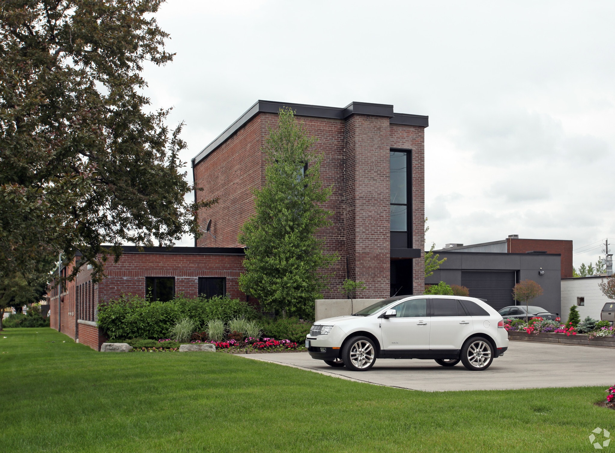 Leaside Business Park Portfolio portfolio of 2 properties for sale on LoopNet.ca Primary Photo- Image 1 of 3