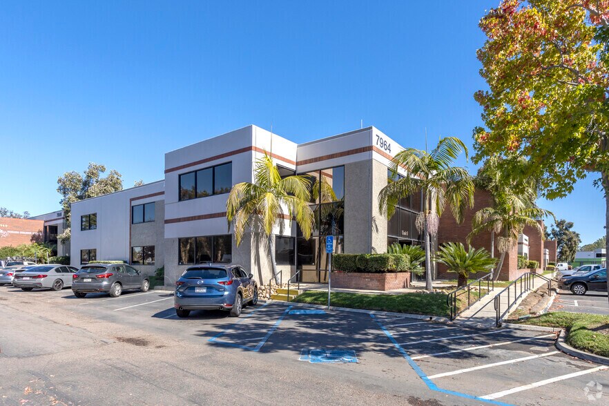 7964 Arjons Dr, San Diego, CA à louer - Photo du bâtiment - Image 3 de 6