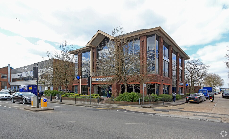 36-38 Park Royal Rd, Londres à vendre - Photo principale - Image 1 de 4