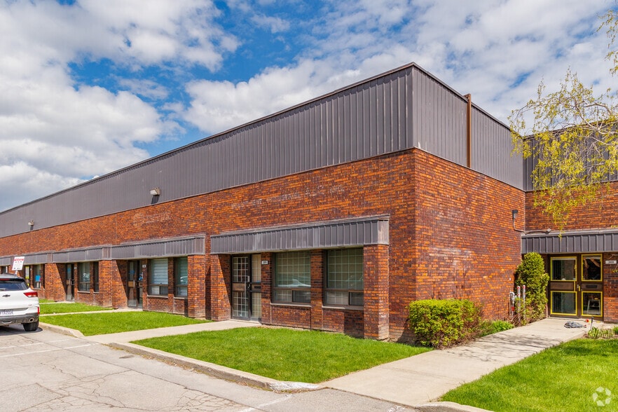 355-379 Av Sainte-Croix, Montréal, QC for lease - Building Photo - Image 3 of 6