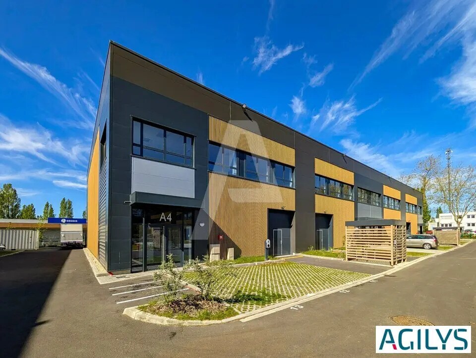 Flex in Trappes for lease Building Photo- Image 1 of 15