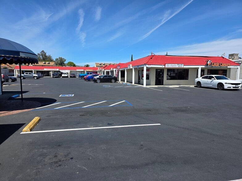 31705-31731 Riverside Dr, Lake Elsinore, CA for lease - Building Photo - Image 3 of 10
