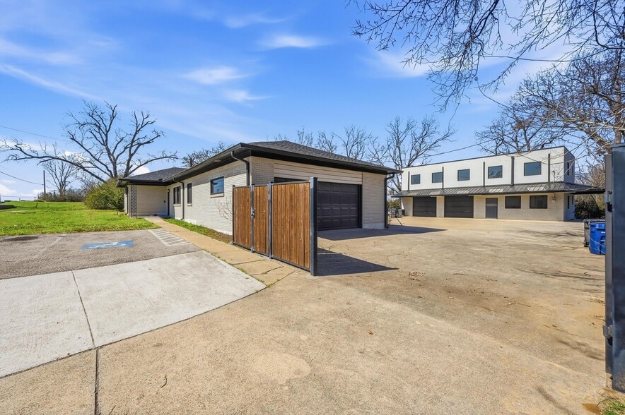 1927 W Arkansas Ln, Pantego, TX for sale - Building Photo - Image 2 of 32