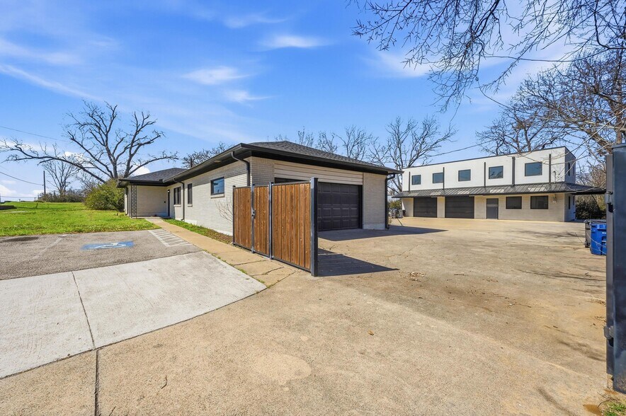 1927 W Arkansas Ln, Pantego, TX à vendre - Photo du bâtiment - Image 2 de 32