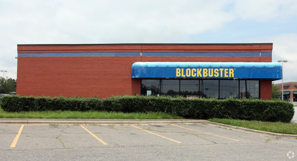 1024 S Main St, Kernersville, NC à louer - Photo du bâtiment - Image 3 de 7