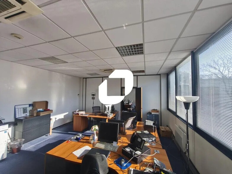 Office in Créteil for lease - Interior Photo - Image 3 of 10