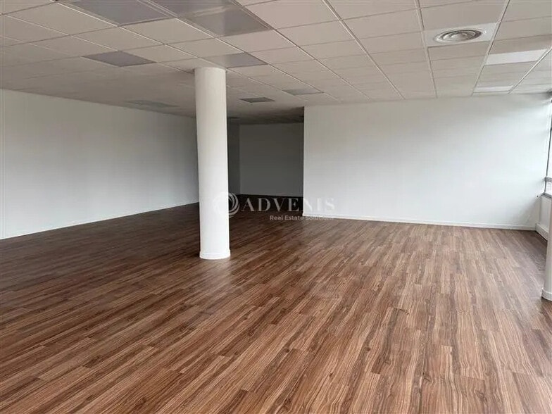 Office in Saint-Priest for lease - Building Photo - Image 3 of 8