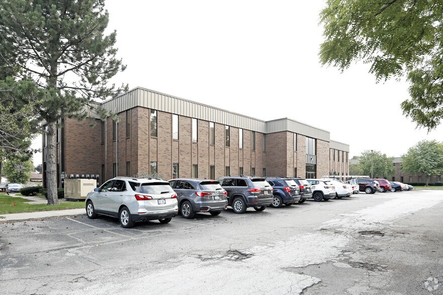 40500 Ann Arbor Rd, Plymouth, MI à louer - Photo du bâtiment - Image 2 de 7