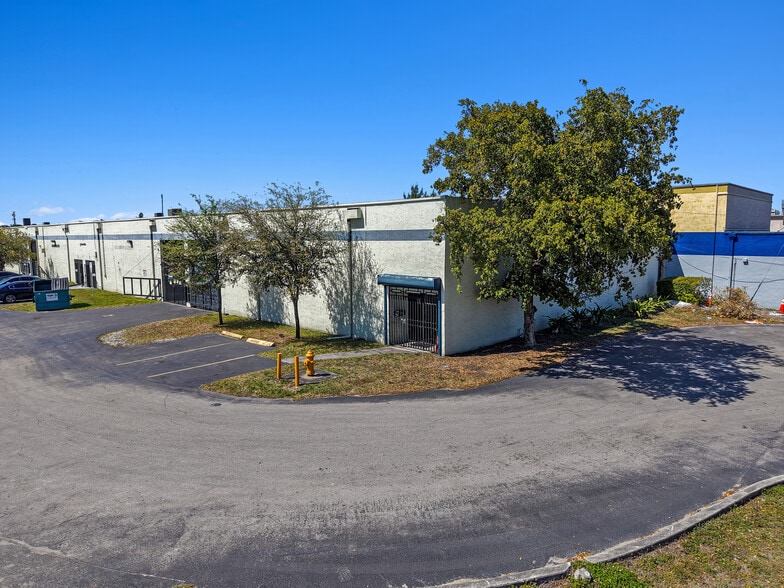 5220 NW 72nd Ave, Miami, FL for lease - Building Photo - Image 3 of 6