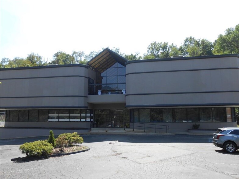 526 E Bruceton Rd, Pittsburgh, PA for lease - Building Photo - Image 1 of 24