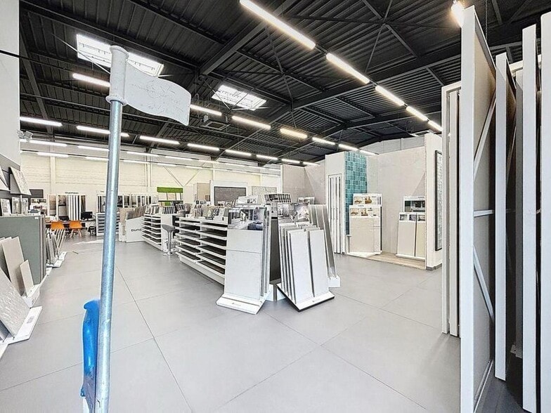 Flex in Saint-Priest for lease - Interior Photo - Image 2 of 8