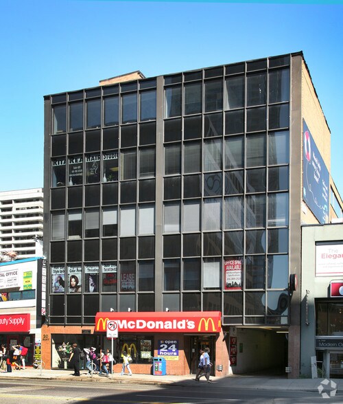 20 Eglinton Ave E, Toronto, ON à louer - Photo du bâtiment - Image 2 de 5