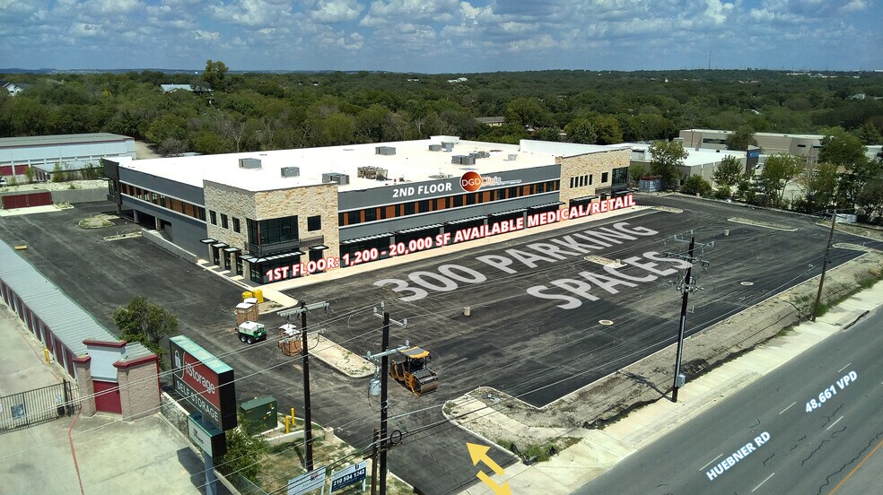 9093 Huebner Rd, San Antonio, TX à louer - Photo du bâtiment - Image 2 de 4