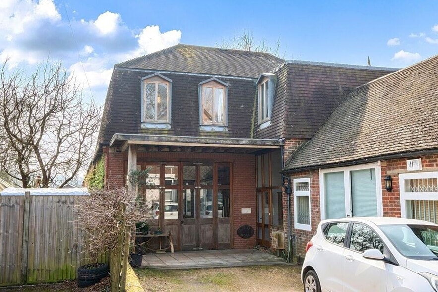 27 Pretoria Av, Midhurst for sale - Building Photo - Image 1 of 21