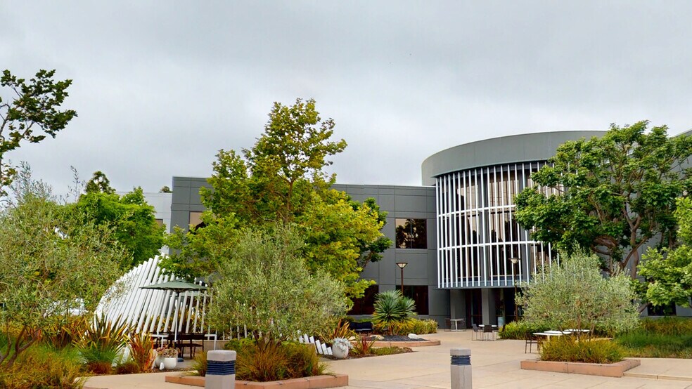 10431 Wateridge Cir, San Diego, CA à louer - Photo du bâtiment - Image 2 de 10