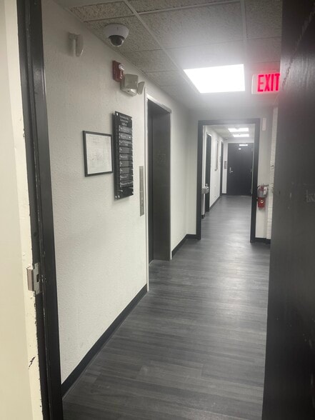 7960 Baymeadows Way, Jacksonville, FL for lease - Lobby - Image 3 of 16