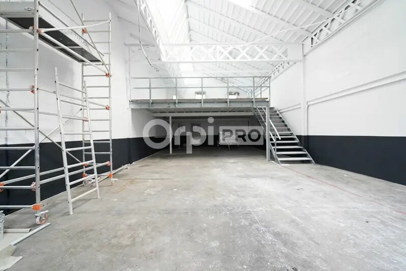 Flex in Vénissieux for lease - Interior Photo - Image 2 of 15