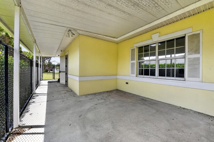 2555 Pinellas Point Dr S, Saint Petersburg, FL for sale - Building Photo - Image 2 of 48