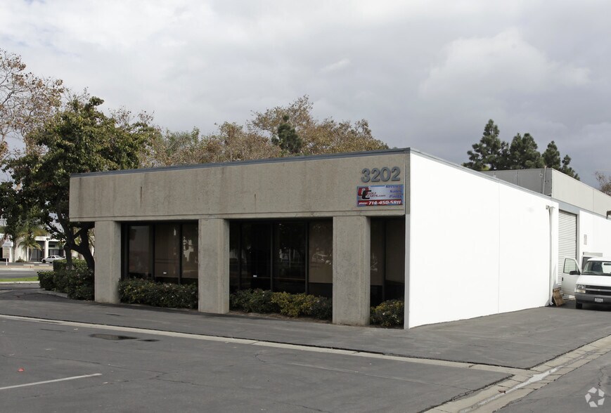 3200-3202 W Warner Ave, Santa Ana, CA for lease - Building Photo - Image 2 of 2