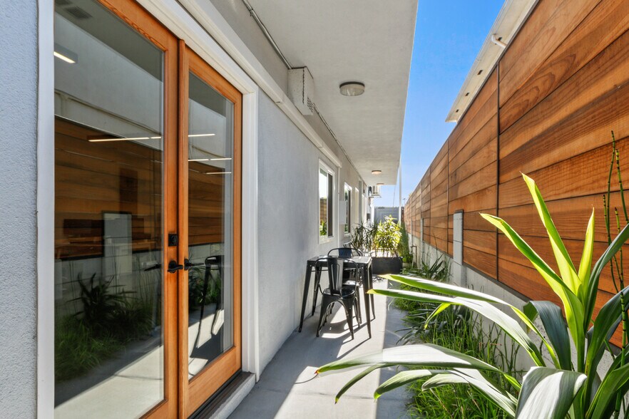 12421 Venice Blvd, Los Angeles, CA à louer - Photo du bâtiment - Image 2 de 72