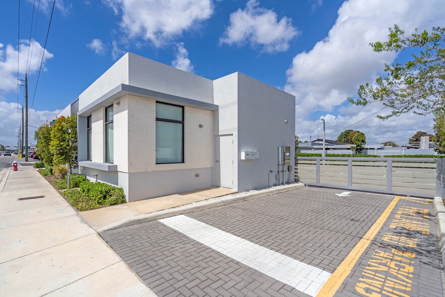 875 E 41st St, Hialeah, FL for sale - Building Photo - Image 2 of 31
