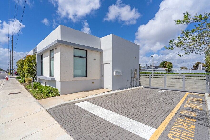 875 E 41st St, Hialeah, FL à vendre - Photo du bâtiment - Image 2 de 31