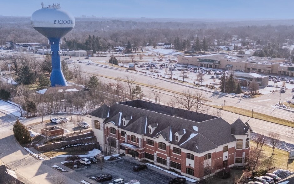 17400 W Capitol Dr, Brookfield, WI for sale - Building Photo - Image 2 of 11