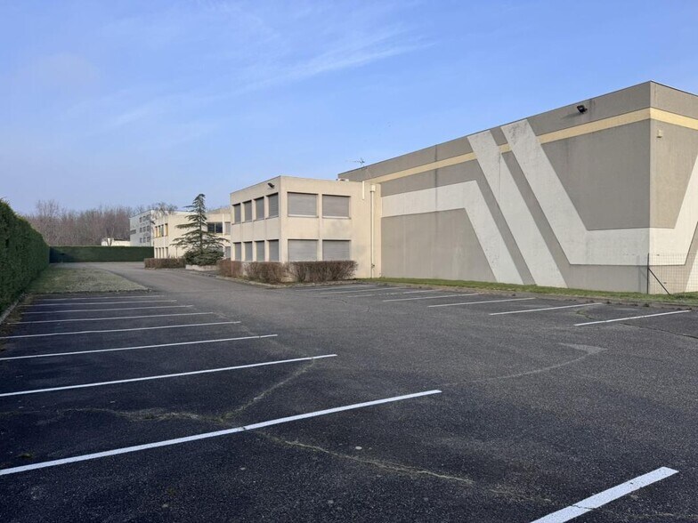 379 Rue De La Dombes, Miribel à louer - Photo du bâtiment - Image 3 de 14