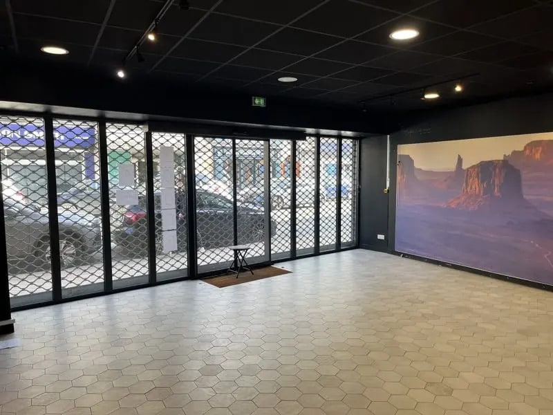 Retail in Bordeaux for lease Interior Photo- Image 1 of 8