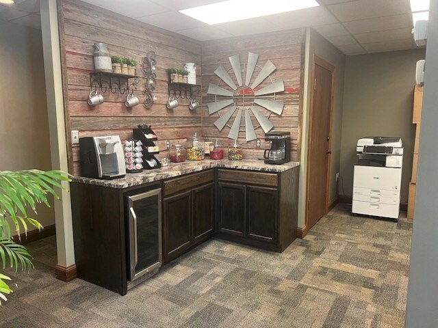 201 E 11th St, Hays, KS à vendre - Photo du bâtiment - Image 3 de 3