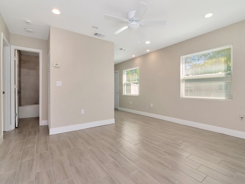 1205-1207 62nd Ave E, Bradenton, FL for sale - Interior Photo - Image 2 of 44