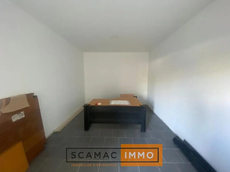 Office in Gémenos for lease - Building Photo - Image 2 of 7