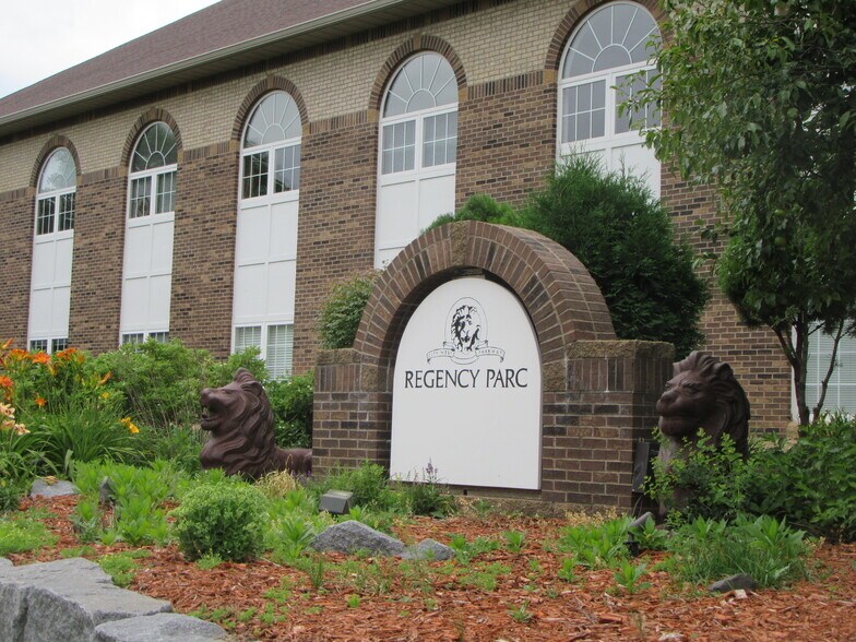 6542 Regency Ln, Eden Prairie, MN à louer - Photo du bâtiment - Image 2 de 19