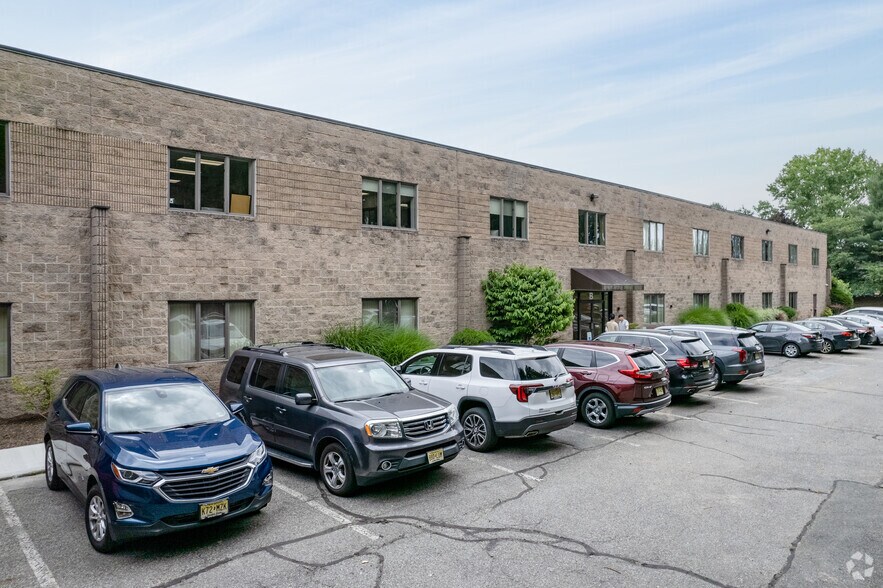 7 Reuten Dr, Closter, NJ à louer - Photo du bâtiment - Image 2 de 5