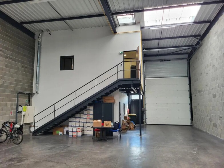 Flex in Meyzieu for lease - Interior Photo - Image 3 of 6