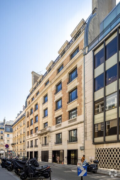 55 Rue D'Amsterdam, Paris à louer - Photo du bâtiment - Image 3 de 3