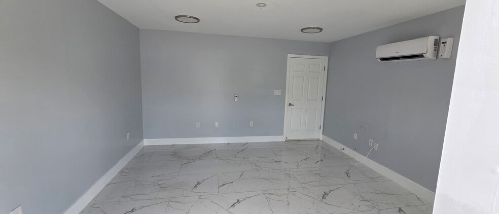 10971 K Nine Dr, Bonita Springs, FL for lease - Interior Photo - Image 3 of 4