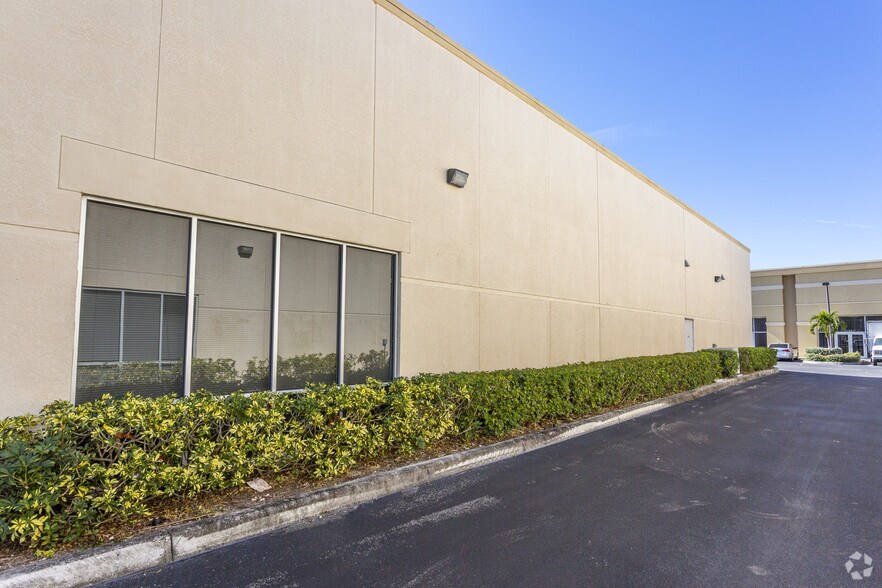 11760 Metro Pky, Fort Myers, FL à louer - Photo du bâtiment - Image 2 de 3